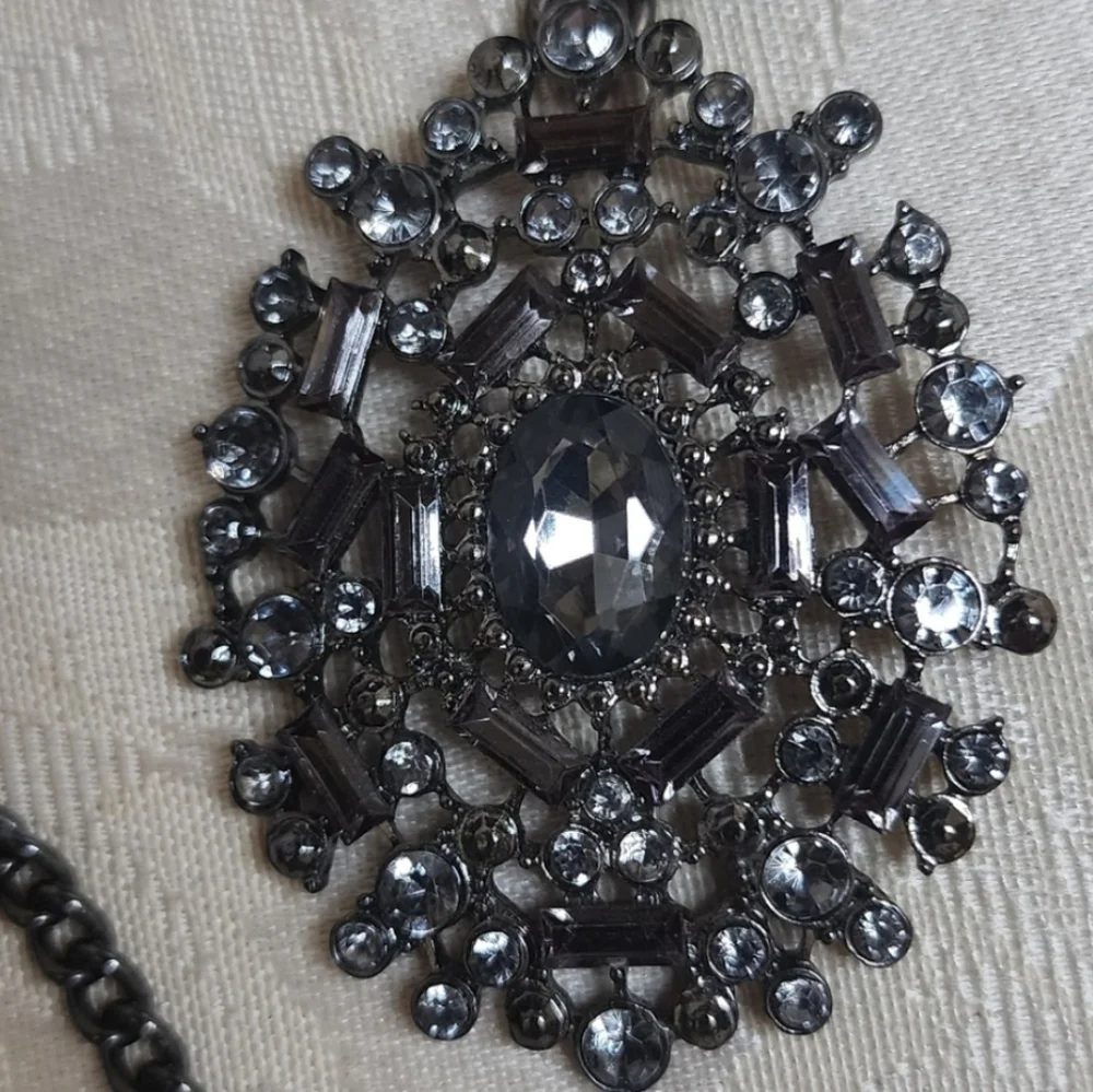 ANN TAYLOR Vintage Silver Tone Victorian Pendant Necklace - Picture 6 of 8